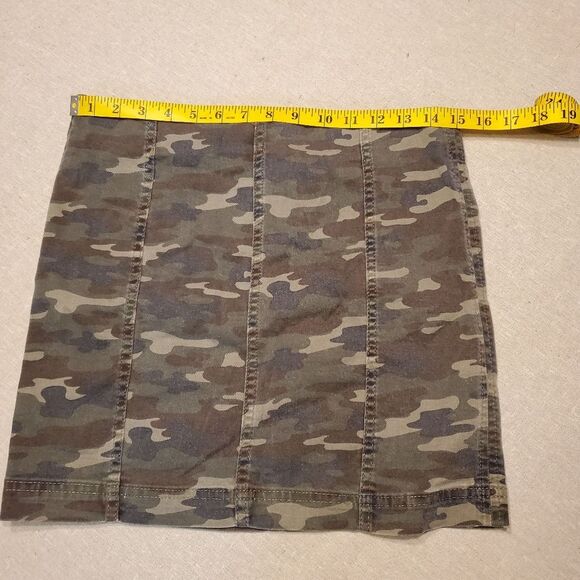 Free People Green Camouflage Mini Skirt in Size 6 - Picture 4 of 9